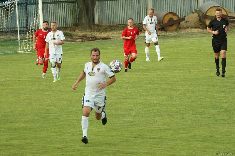 Fotbalisté Tasovic (v bílém) podlehli v předkole MOL Cupu Startu Brno 0:1.