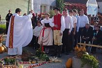 Výrovice slavily o víkendu svoje tradiční posvícení. Poprvé při něm lidé viděli nový výrovický kroj.