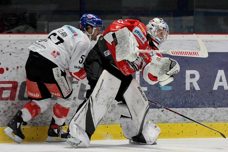 Hokejisté Znojma (v červeném) v posledním duelu nadstavby soutěže EBEL nestačili na celek Innsbrucku.