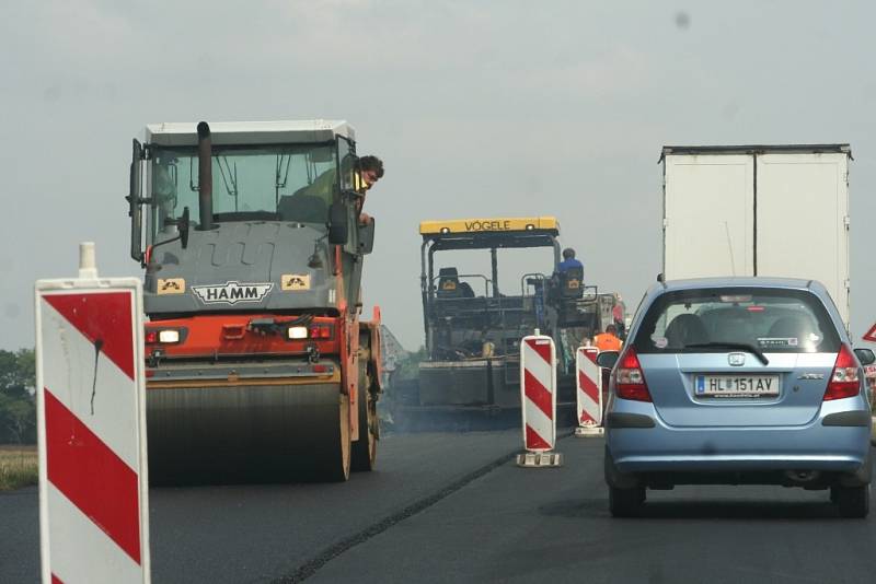 Až do desátého srpna musí řidiči jedoucí ze Znojma do Rakouska počítat s dopravním omezením. U Vrbovce silničáři opravují povrch silnice a dopravu řídí kyvadlově.