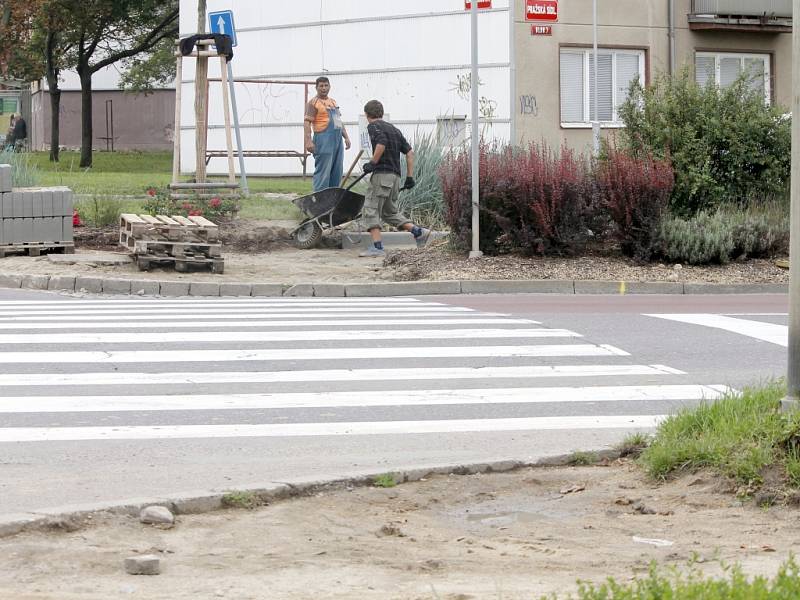 Město nechalo stavební firmu opravovat chodníky na obou sranách Pražské najednou. Zcela tak zrušilo bezpečnou chůzi předevší starým lidem a matkám s kočárky mezi křižovatkou u Billy a benzinovou čerpací stanicí.