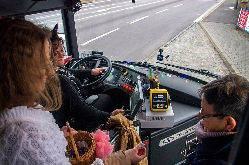 Petra Doležalová s dcerou Evou vozí před Mikulášem cestující znojemské městské dopravy převlečené za čerta a anděla.