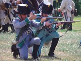 Na tři sta příznivců vojenské historie v rakouských a francouzských uniformách předvedlo ukázky z napoleonské bitvy u Znojma v roce 1809.