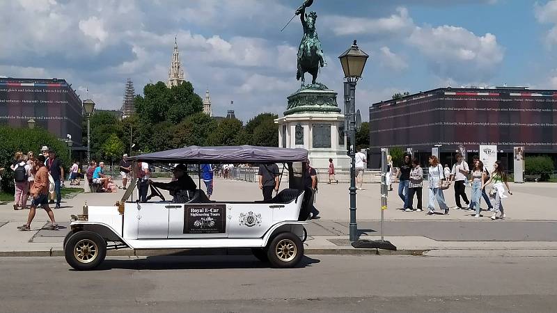 Z letního výletu do Vídně. Heldenplatz, náměstí Hrdinů, v Hofburgu.