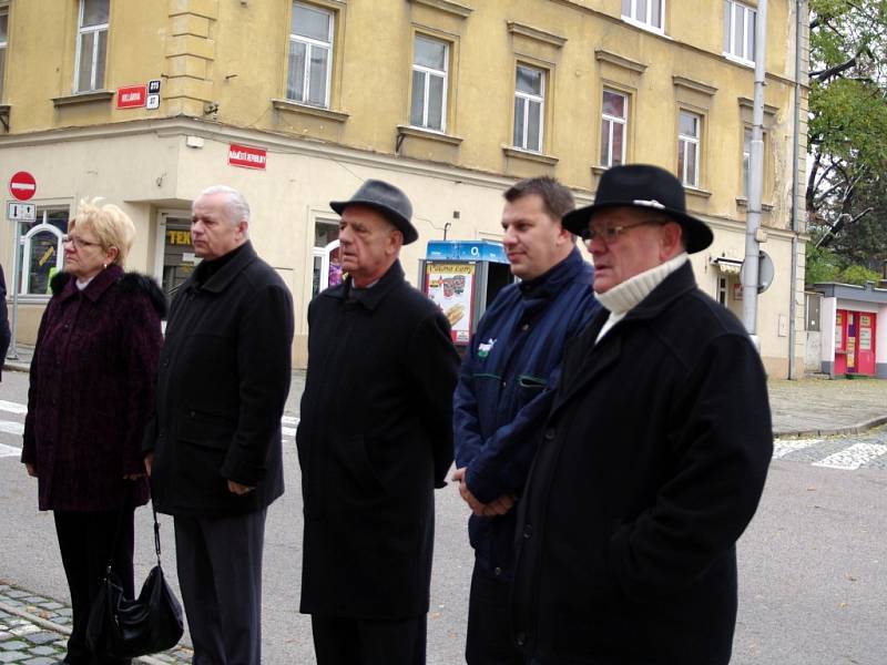 Zhruba tři desítky lidí se ve státní svátek zúčastnily připomínky čtyřiadevadesátého výročí vzniku samostatného Československa.