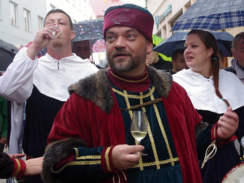 Tradiční Znojemské historické vinobrani ovládlo v pátek centrum města. K oblíbeným částem programu patří otevírání mázhausů.