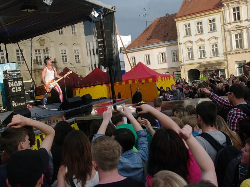 Tradiční Maáles slavil v úterý ve Znojmě studenti středních škol. Na Horním náměstí zvolii krále a královnu Majálesu a bavili se u celodenního programu, ve kterém vystoupily například kapely Rybičky 48 a UDG.