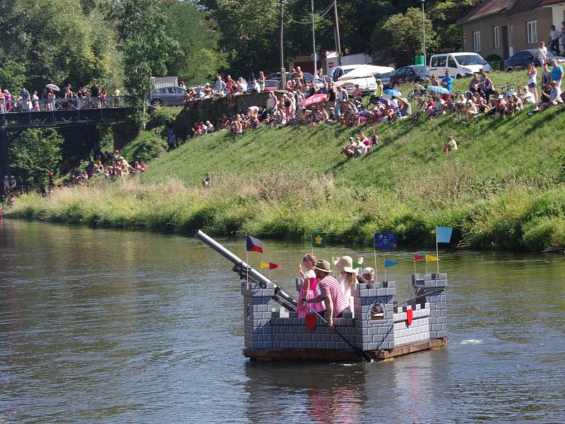 Čtvrtou Neckyádu uspořádali na Dyji pod znojemskou přehradou Přátelé Dyjské vsi, lidé z blízké Koželužské ulice. Na vodu vypluly tři desítky bizarních plavidel.