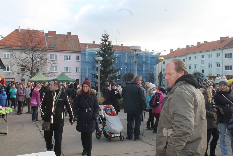 Známý zpěvák Petr Kolář zazpíval v centru Moravského Krumlova na akci Pohádkové Vánoce.