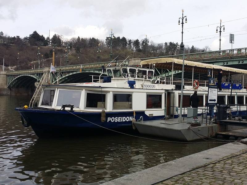 Dlouholetý dopravce, který vozí turisty po vranovské přehradě již desátým rokem, přiveze koncem března z Prahy novou loď. 