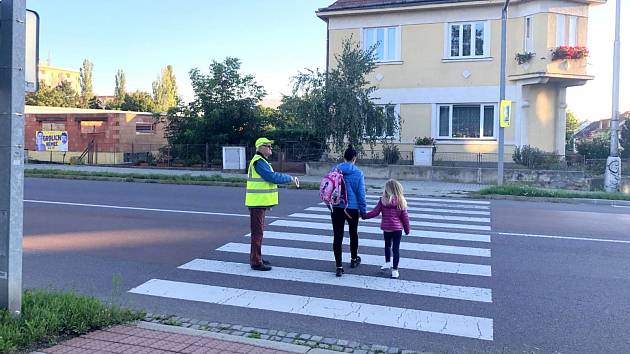 Přes čtyři sta nových prvňáčků a celkem na čtyři tisíce dětí se vrátilo do znojemských škol. Na přechodech na ně dohlíželi důchodci.