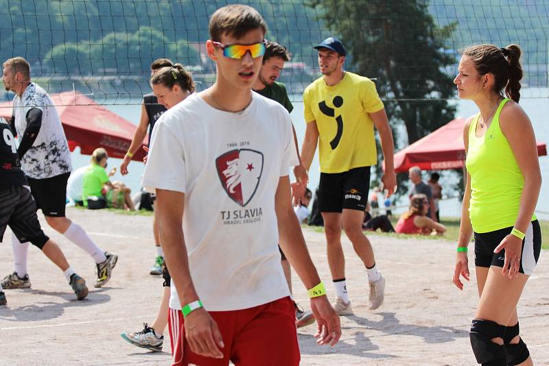Šestačtyřicet volejbalových družstev se o víkendu sjelo na pláž vranovské přehrady na zahajovací turnaj mixů v rámci akce Vranovské léto.