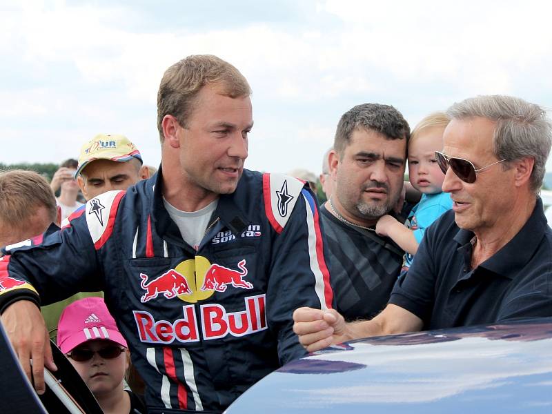 Martin Šonka, pilot světové série Red Bull Air Race, člen reprezentace České republiky v letecké akrobacii kategorie unlimited a vojenský pilot letounu JAS-39 Gripen předvedl své umění na 4. sletu ULL na Letišti Znojmo blízko Nového Šaldorfu.