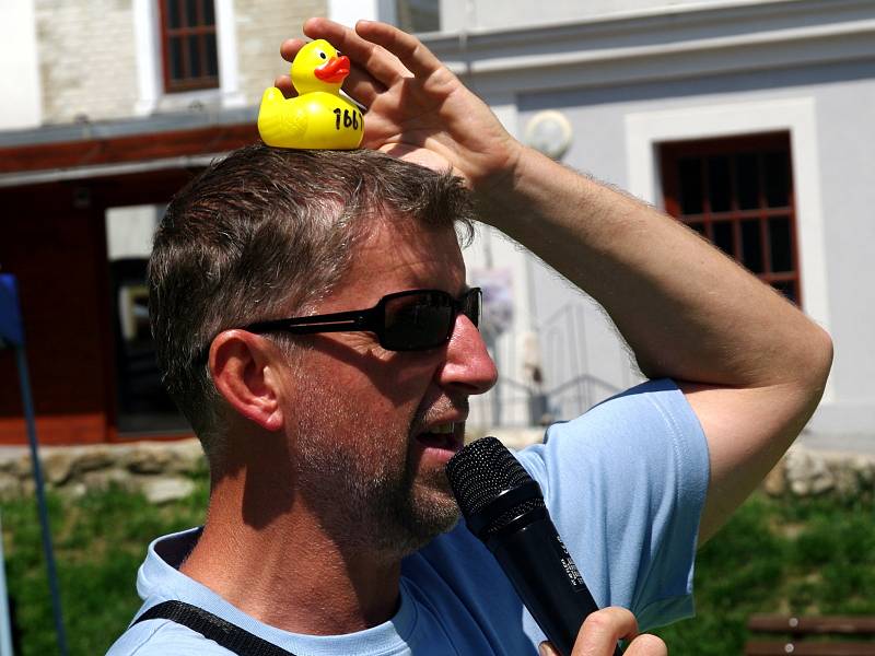 Druhý ročník Slavností Harmonie v centru Stará vodárna zpestřili pořadatelé premiérovým závodem žlutých dětských kachniček.