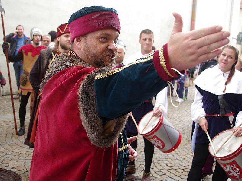 Tradiční Znojemské historické vinobrani ovládlo v pátek centrum města.K oblíbeným částem programu patří otevírání mázhausů.