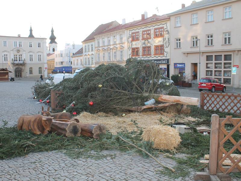 Sotva ve Znojmě začal v neděli advent, vánoční strom na Horním náměstí nevydržel nápor silného nočního větru a v noci na pondělí se skácel k zemi.