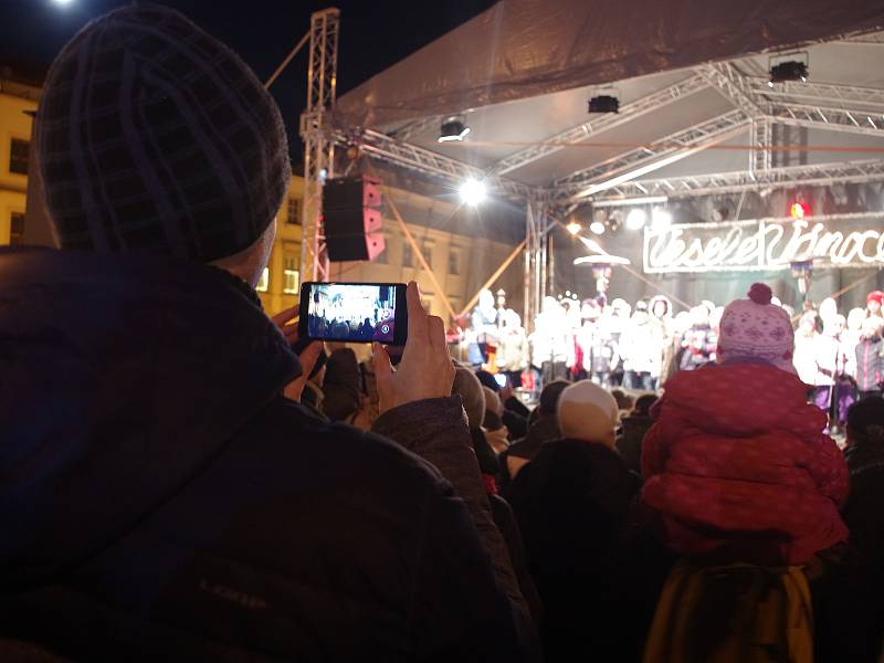 Na Masarykovo náměstí si přišlo koledy zazpívat na dvě stě padesát lidí. Zazpívaly děti ze ZŠ Pražská.