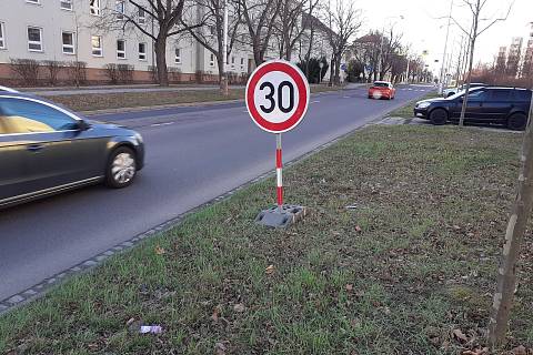 Na špatný stav silnice v Pražské ulici na hlavním tahu Znojmem si stěžují řidiči dlouhodobě. Velké opravy jsou plánované na jaro.