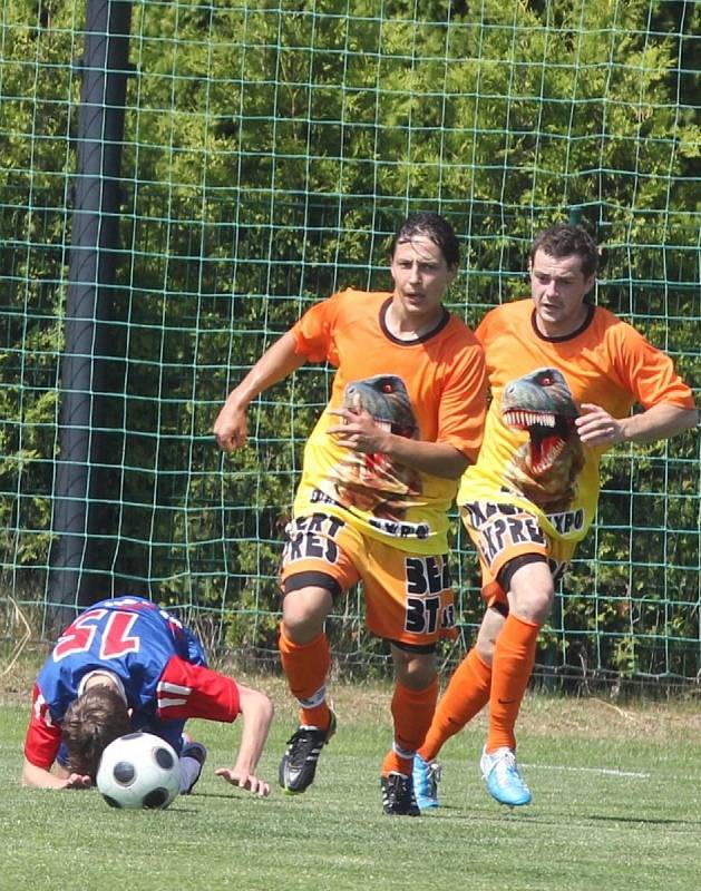 Fotbalisté IE Znojmo (v oranžovém) porazili vedoucí celek krajského přeboru Blansko 2:0.