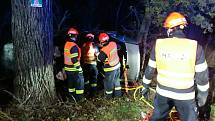 Mimo silnici mezi stromy skončila v sobotu jízda dvaatřicetiletého řidiče. Před devátou hodinou večer havaroval s autem značky Volkswagen Passat nedaleko obce Miroslav. Podle policistů byl příčinou nehody způsob jízdy.