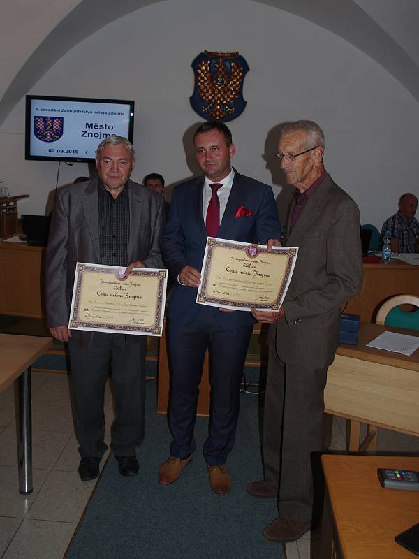 Letošní cenu města převzalo z rukou starosty Jana Groise Jaromír Čepička a Zdeněk Simek.