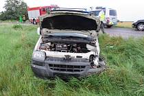 Lehké zranění utrpěla řidička Peugeotu 207, do které při projíždění zatáčky u Čejkovic narazil opilý řidič Fiatu.