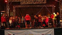 Na znojemském Horním náměstí se letos ke společnému zpívání koled sešlo asi dvě stě lidí. Z pódia jim zpíval pěvecký sbor ze Základní školy Pražská.