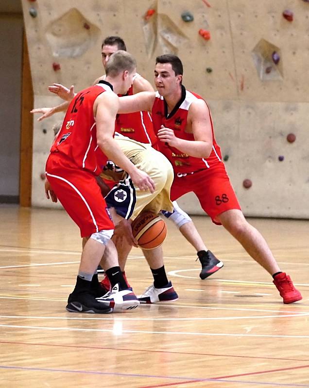 Znojemští basketbalisté (v červeném) porazili Spartak Hluk 78:43.