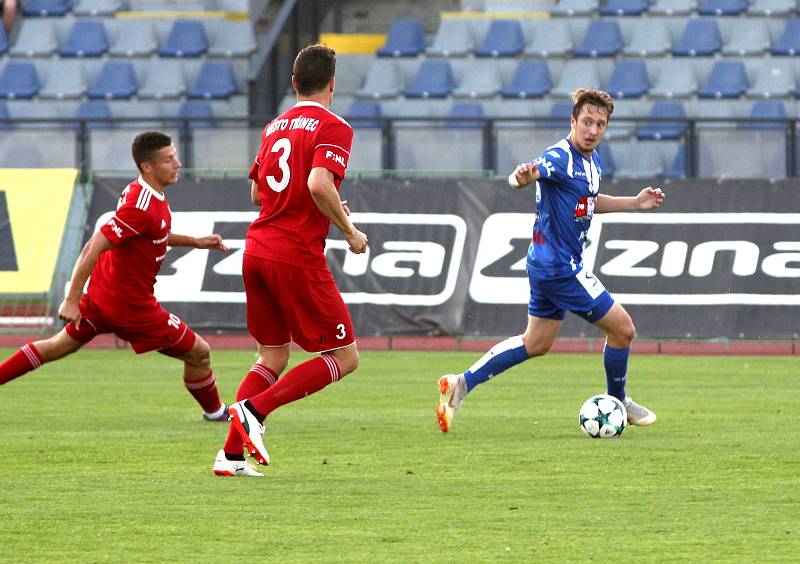 Znojemští fotbalisté (v modrém) se v pátém kole druhé ligy proti Třinci konečně dočkali výhry.