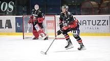 Hokejisté Znojma (v černém) hostili ve 13. kole mezinárodní soutěže ICEHL celek Salcburku.