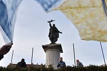 Protest proti válce dali najevo i obyvatelé Znojma. Sochu rudoarmějce na Mariánském náměstí zahalili do barev Ukrajiny.