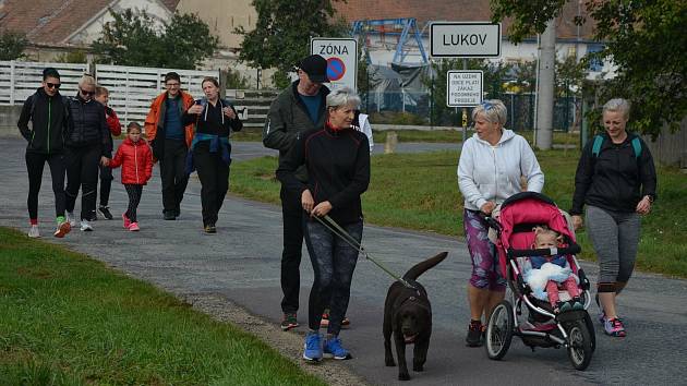 Obyvatelé Lukova na Znojemsku vyrazili na okruh kolem městyse. Přispívali přitom na léčbu ochrnutého Lukáše.