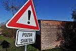The builders in Cvrčovice in the street near the raft inadvertently managed to place an unusual warning.  The construction site warns against the wedding.