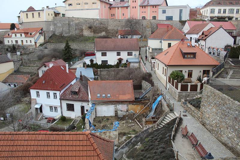 Poškozenou opěrnou zeď v lokalitě Jáma ve Starém městě bude Znojmo sanovat.