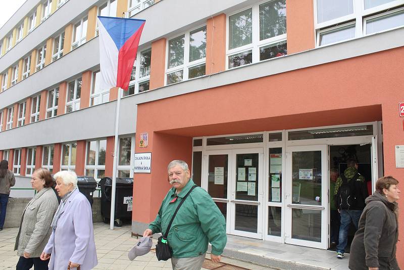 Úderem druhé hodiny odpolední se otevřely volební místnosti také v Základní škole Pražská ve Znojmě. Hned v prvních minutách přišlo několik desítek lidí. Jak ti starší, tak mladé rodiny s dětmi.