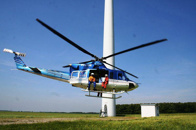 Desítka hasičů – lezců spolu se dvěma policejními piloty vrtulníku Bell 412 a s pomocí horolezecké výstroje zachraňovalo v pondělí figuranty ze strojovny větrné elektrárny ve výšce pětasedmdesát metrů. 
