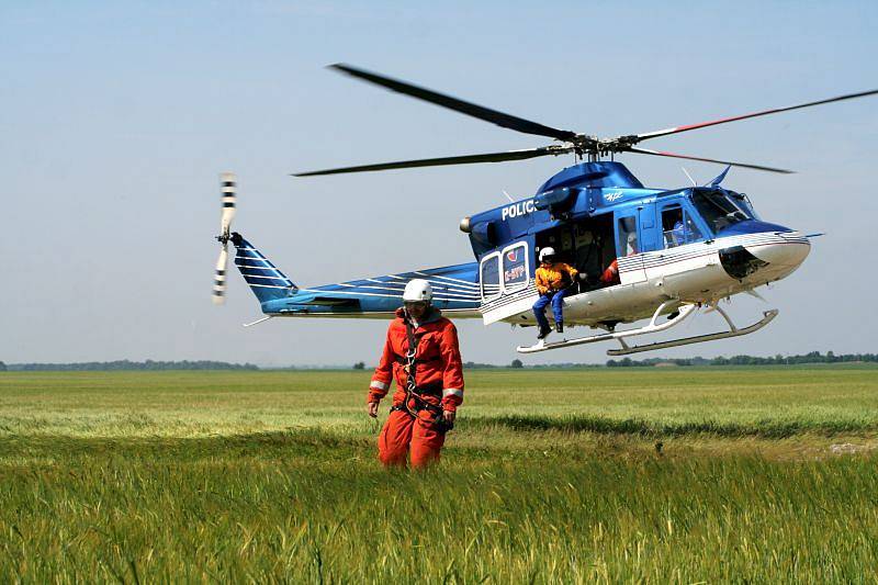 Desítka hasičů – lezců spolu se dvěma policejními piloty vrtulníku Bell 412 a s pomocí horolezecké výstroje zachraňovalo v pondělí figuranty ze strojovny větrné elektrárny ve výšce pětasedmdesát metrů. 