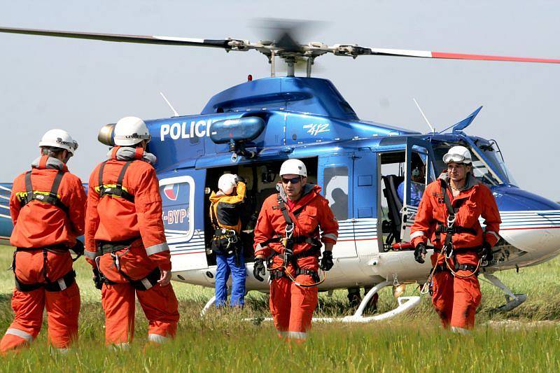 Desítka hasičů – lezců spolu se dvěma policejními piloty vrtulníku Bell 412 a s pomocí horolezecké výstroje zachraňovalo v pondělí figuranty ze strojovny větrné elektrárny ve výšce pětasedmdesát metrů. 