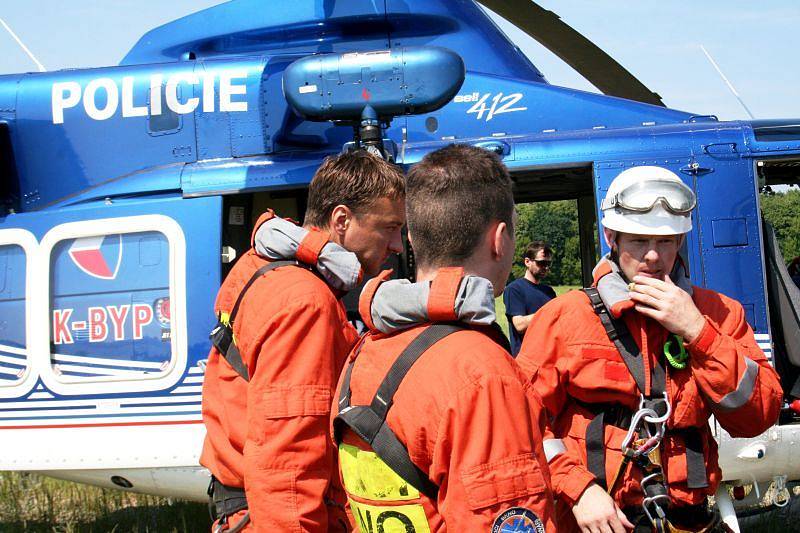 Desítka hasičů – lezců spolu se dvěma policejními piloty vrtulníku Bell 412 a s pomocí horolezecké výstroje zachraňovalo v pondělí figuranty ze strojovny větrné elektrárny ve výšce pětasedmdesát metrů. 