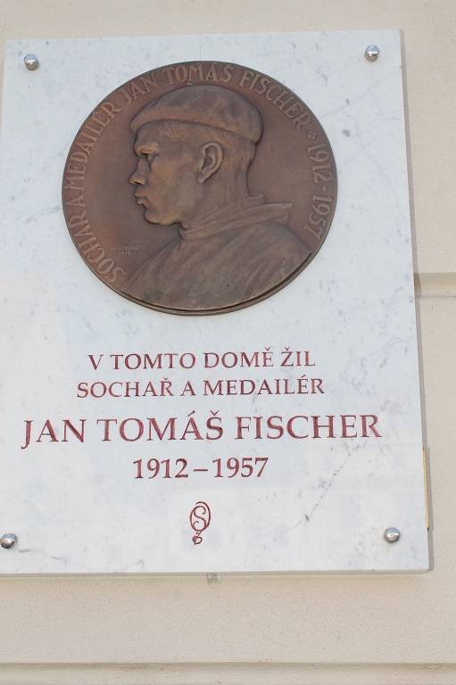Jan Tomáš Fischer, český medailér a znojemský rodák má svou pamětní desku.