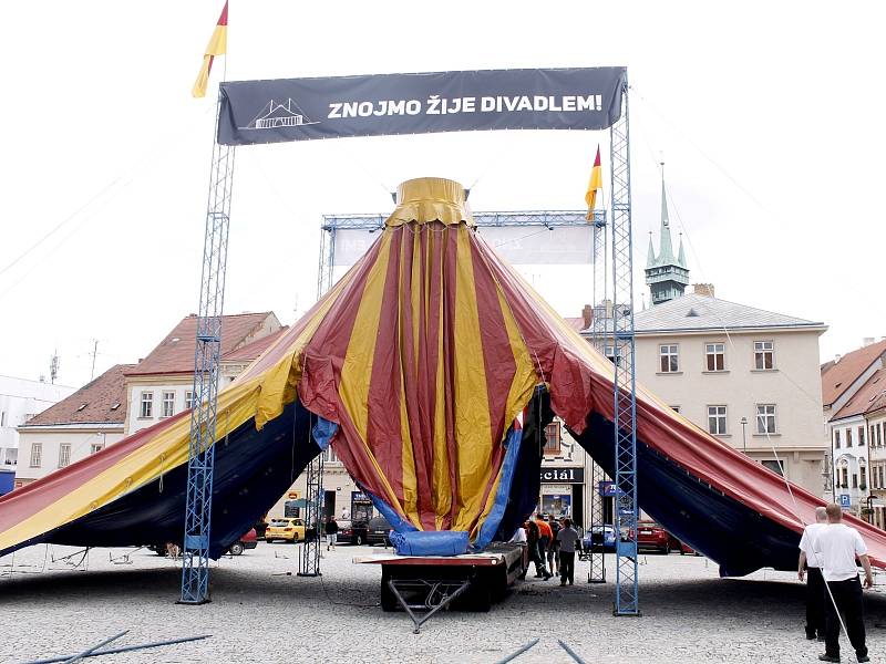 Pro akci Znojmo žije divadlem postavili majitelé na Horním náměstí nepřehlédnutelné šapitó.