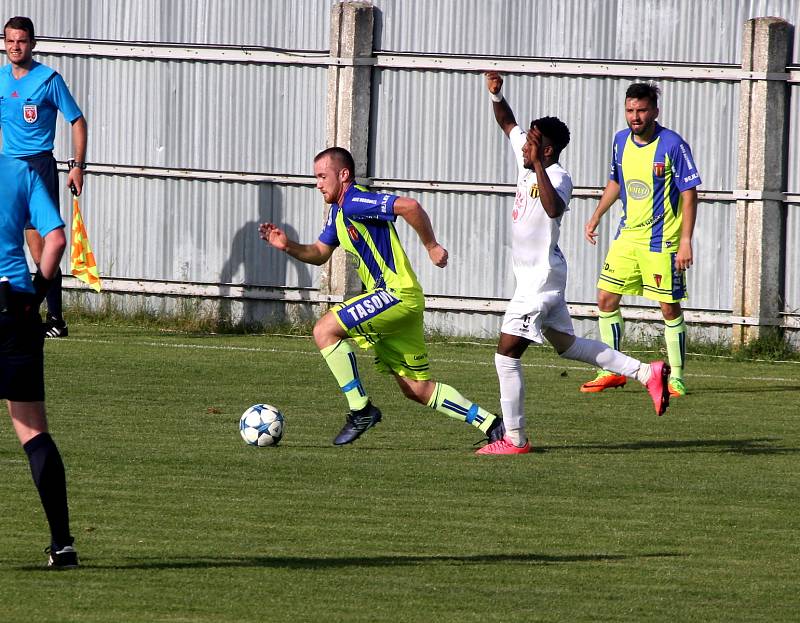 V posledním domácím utkání vyhráli tasovičtí fotbalisté nad týmem Strání 3:2.