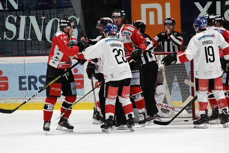 Znojemští hokejisté (v červeném) přivítali předposlední únorové úterý na svém ledě tým Innsbrucku v rámci nadstavby EBEL.