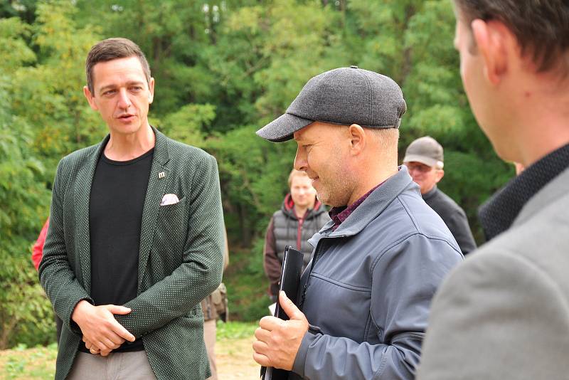 Nové vodní dílo vybudovali za pět milionů korun v Lesonicích na Znojemsku. Bude sloužit k zadržení vody, ale také k rekreaci, rybolovu i potápěčům na tréninky.