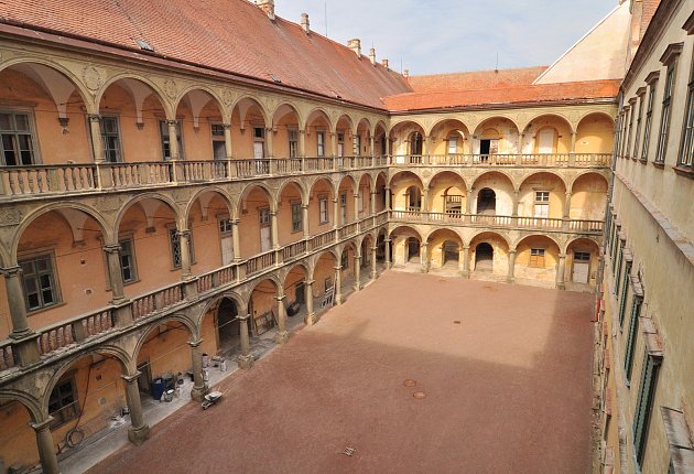 Rekonstrukce jižního křídla zámku v Moravském Krumlově spěje do finále. Na stropě pod zámeckou věží objevili řemeslníci i původní fresky.