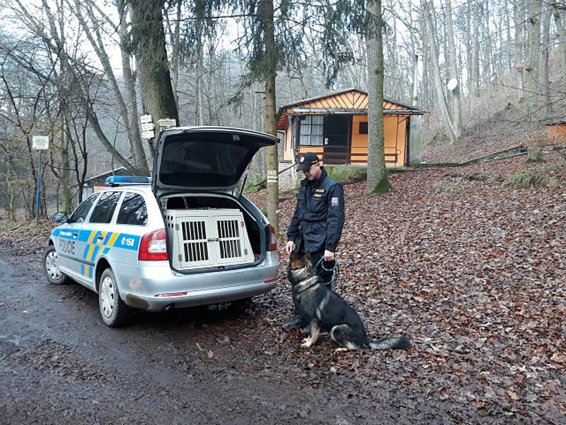 Policisté kontrolovali u Vranovské přehrady chaty.