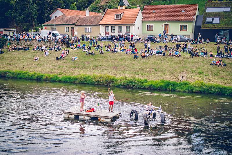 Přátelé Dyjské vsi uspořádali na Dyji ve Znojmě desátou Neckyádu.