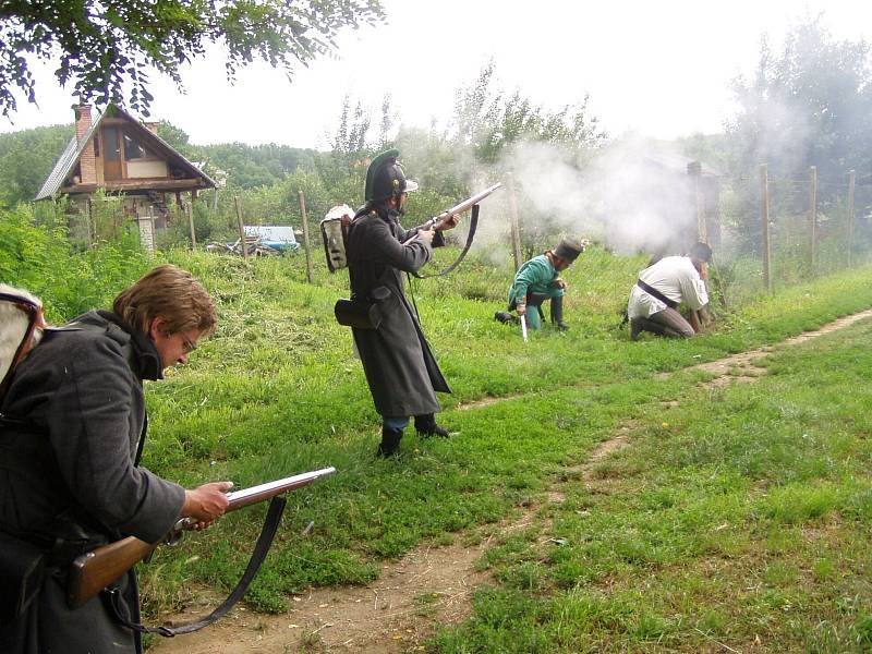 První velkou bojovou ukázku předvedli členové klubů vojenské historie před devíti lety. I tehdy bojovali o most přes Dyji. Letos se napoleonská bitva strhne v Dobšicích v poslední červnový víkend.