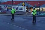 Jeden ze znojemských supermarketů museli v pátek evakuovat policisté. Anonym tam nahlásil bombu.