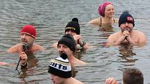 Znojemští sportovci vyzkoušeli první lednovou sobotu regenerační metodu Wima Hofa přímo ve studeném proudu řeky Dyje. Koupání absolvovali jak začátečníci, tak i pokročilí borci.